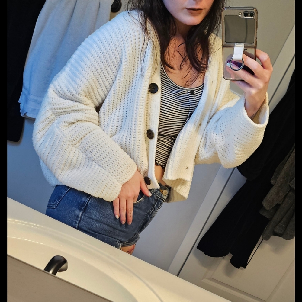 Cream Cropped Sweater - Picture 2 of 4